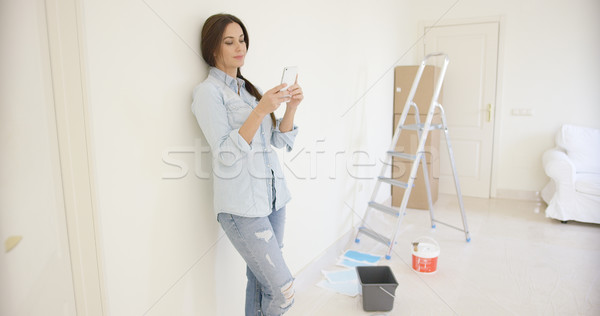 Fiatal nő szöveges üzenet mobiltelefon ház terv otthon Stock fotó © dash