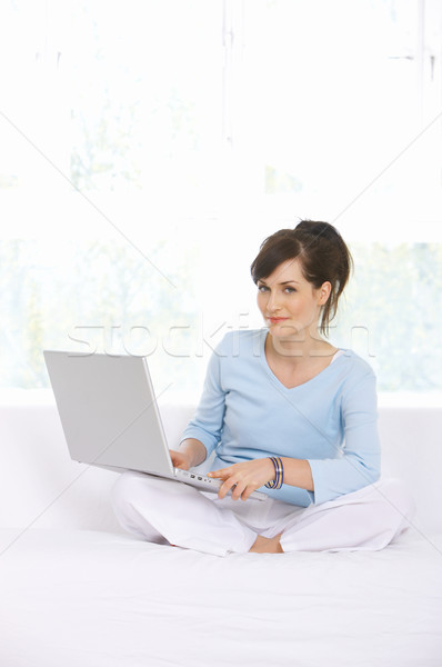 Stock fotó: Minden · nap · élet · fiatal · nő · kanapé · dolgozik · laptop
