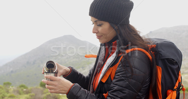 Spragniony młoda kobieta backpacker atrakcyjny wysoki mglisty Zdjęcia stock © dash