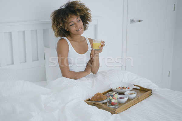 Stockfoto: Inhoud · vrouw · genieten · ontbijt · bed · jonge · vrouw