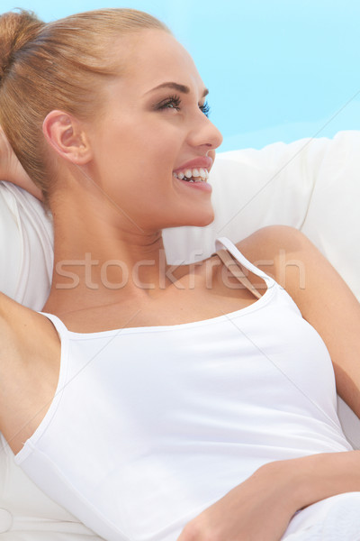 Heureux belle femme souriant regarder caméra [[stock_photo]] © dash