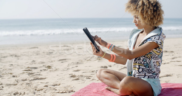 Femeie touchpad comprimat plajă fara griji tehnologie Imagine de stoc © dash