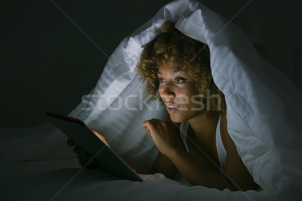 Vrouw tablet deken charmant jonge vrouw ontspannen Stockfoto © dash