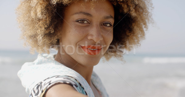 Mulher sorrindo câmera braço praia menina feliz Foto stock © dash