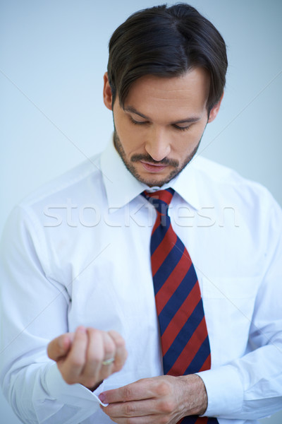 Stock foto: Anziehend · junger · Mann · up · Shirt · Blick · nach · unten · Arm