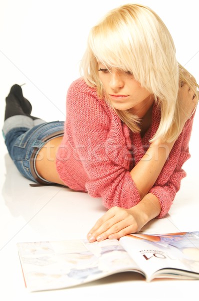 婦女 閱讀 雜誌 年輕 漂亮 顏色 商業照片 © dash