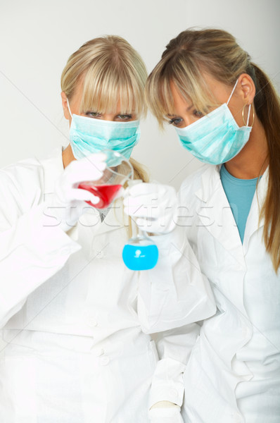 Femeie laborator muncitorii testarea femei ochelari Imagine de stoc © dash