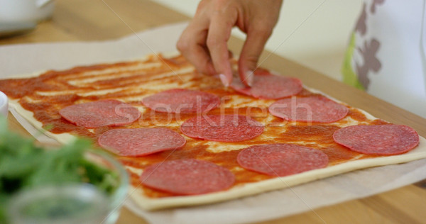 Vrouw eigengemaakt salami champignon pizza Stockfoto © dash
