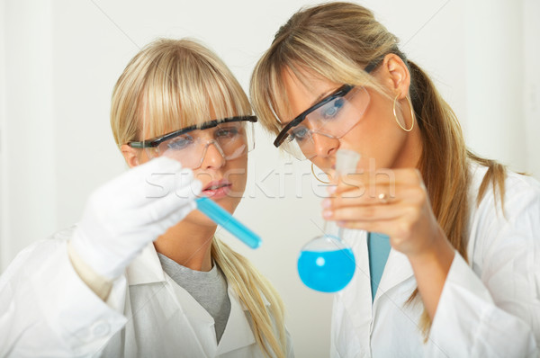 Vrouwelijke lab werknemers testen vrouwen bril Stockfoto © dash