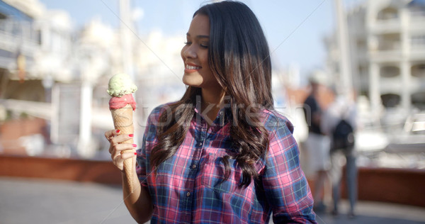 Stock fotó: Fiatal · lány · eszik · fagylalt · promenád · lány · étel