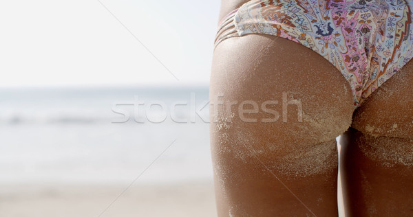Nisipos femeie vedere din spate plajă mare Imagine de stoc © dash