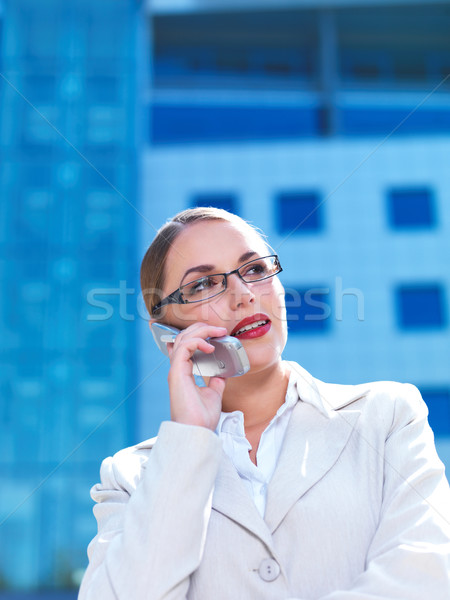 Foto stock: De · trabajo · aire · libre · hermosa · mujer · de · negocios · teléfono · moderno · edificio