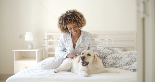 Vrouw hond bed jonge vrouw leggen Stockfoto © dash