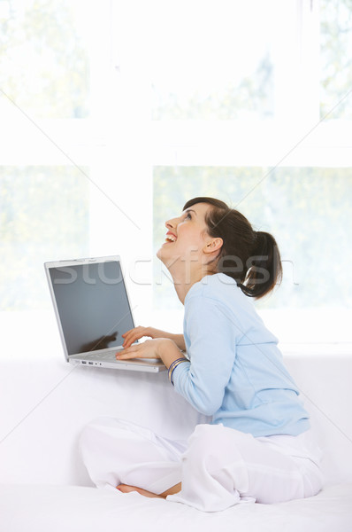 Stock fotó: Minden · nap · élet · fiatal · nő · kanapé · dolgozik · laptop