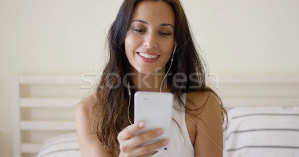 Belo mulher jovem ouvir música armazenamento dispositivo telefone móvel Foto stock © dash