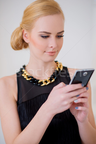 Stijlvol mooie vrouw telefoon mooie jonge vrouw Stockfoto © dash
