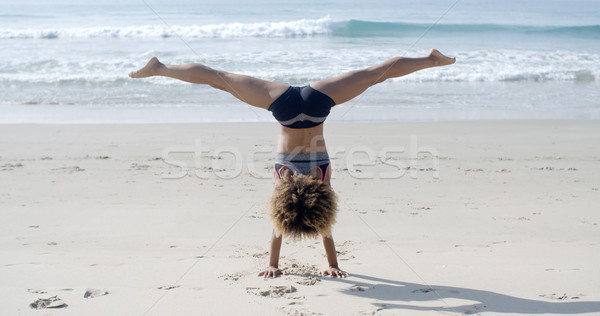 Ragazza handstand spiaggia sport giovani donna nera Foto d'archivio © dash
