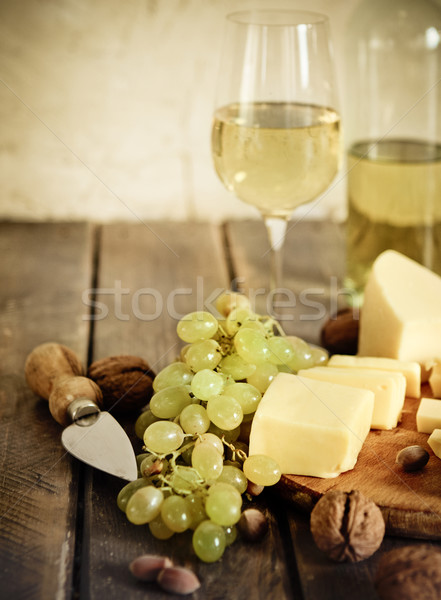 Foto stock: Garrafas · vidro · vinho · branco · queijo · nozes · uvas