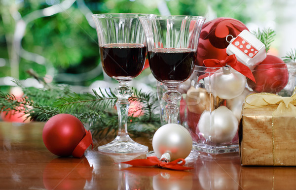 [[stock_photo]]: Verres · vin · rouge · arbre · de · noël · Noël · décorations · vacances