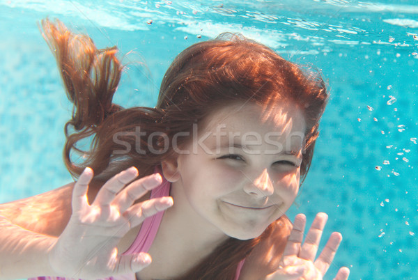 Dziewczynka pływanie podwodne uśmiechnięty shot wodoodporny Zdjęcia stock © dashapetrenko