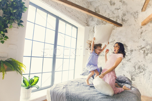 Anne kız yastık kavgası yatak odası aile eğlence Stok fotoğraf © dashapetrenko