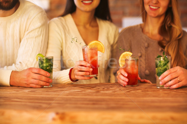 Młodych mężczyzn kobiet pitnej cocktail party strony człowiek Zdjęcia stock © dashapetrenko