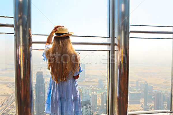 Foto stock: Menina · turista · telefone · móvel · janela · arranha-céu · burj