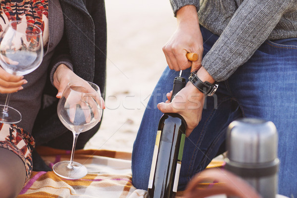 Foto d'archivio: Giovani · felice · Coppia · picnic · spiaggia