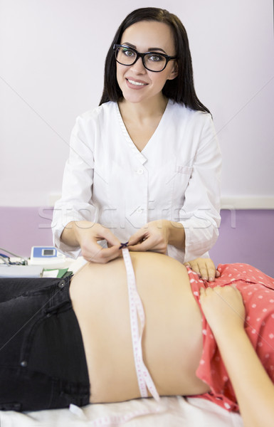 Tineri femeie gravida verifica in sus femeie Imagine de stoc © dashapetrenko