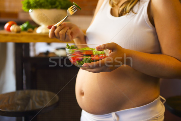 Jeunes femme enceinte manger légumes frais salade cuisine [[stock_photo]] © dashapetrenko