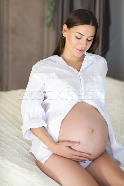 Femme enceinte séance lit fille bébé [[stock_photo]] © dashapetrenko