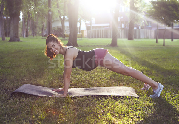 Foto d'archivio: Bella · donna · incinta · sport · estate · parco · felice