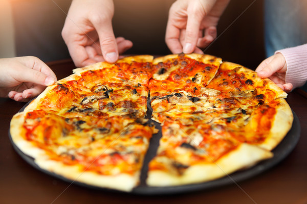 Grande famiglia mani pizza piatto Foto d'archivio © dashapetrenko