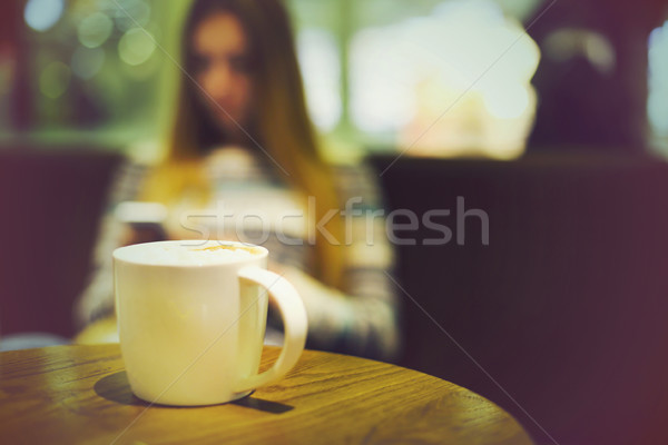 Kahve fincanı kahvehane kadın cep telefonu bağbozumu stil Stok fotoğraf © dashapetrenko