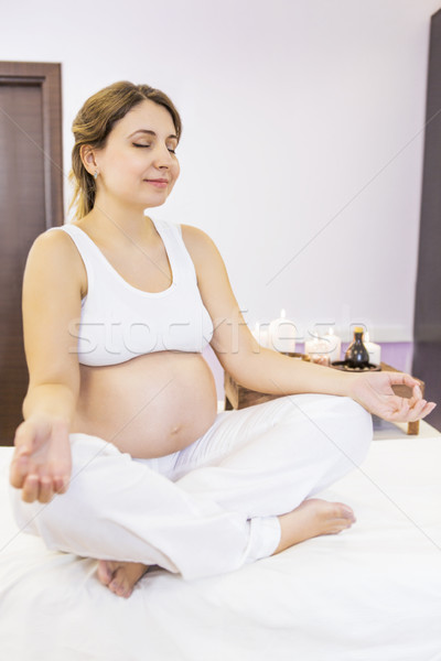 Foto d'archivio: Giovani · donna · incinta · yoga · home · ritratto · fitness