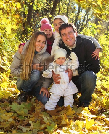 Foto stock: Familia · dos · otono · forestales · jóvenes · familia · feliz