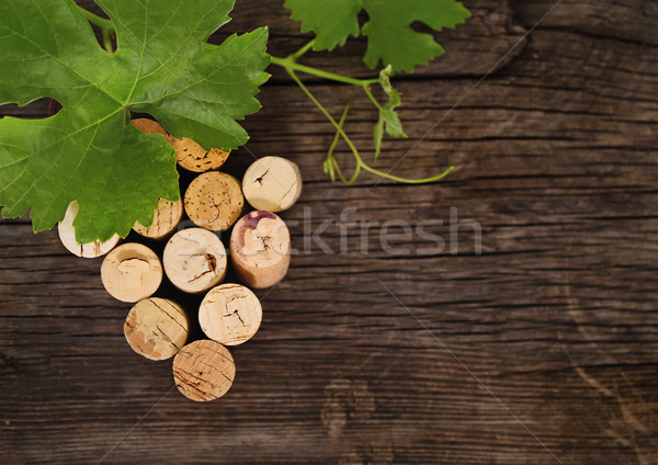 Verouderd wijnfles houten muur restaurant Stockfoto © dashapetrenko