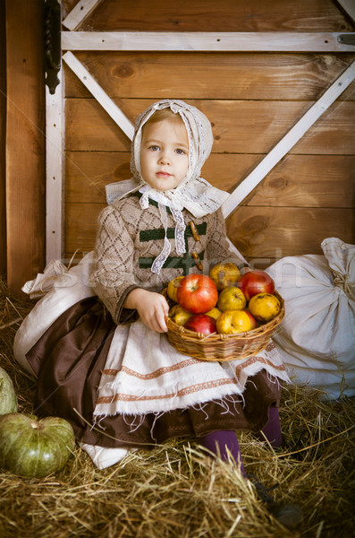 Stock foto: Jahrgang · Foto · wenig · lächelnd · Mädchen · Bauernhof