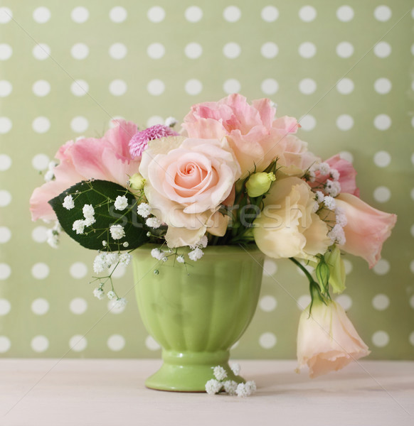 Virágcsokor fehér rózsaszín rózsák zöld váza Stock fotó © dashapetrenko