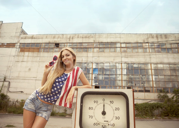 Stockfoto: Blond · meisje · beschadigd · tankstation · hand · bril