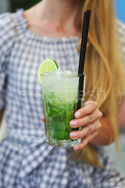 Sticlă limonada în aer liber fată mână Imagine de stoc © dashapetrenko