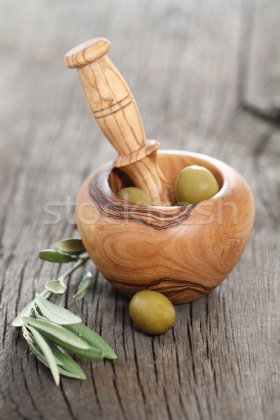 Verde măsline castron măsline ramură masa de lemn Imagine de stoc © dashapetrenko