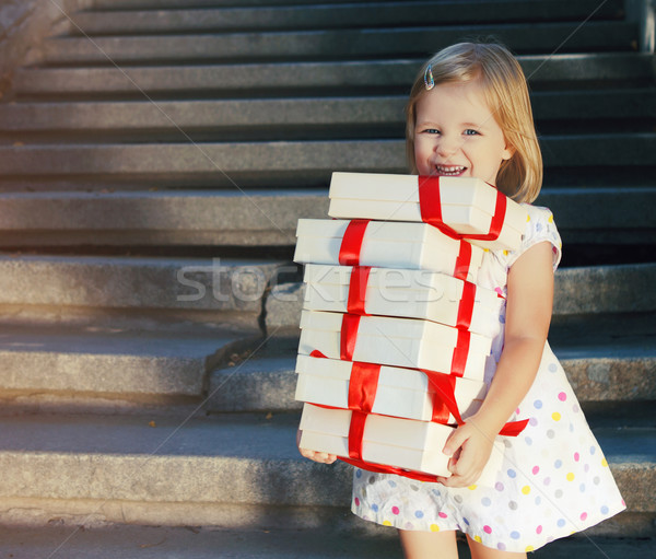 Cajas de regalo manos pequeño cute nina Foto stock © dashapetrenko