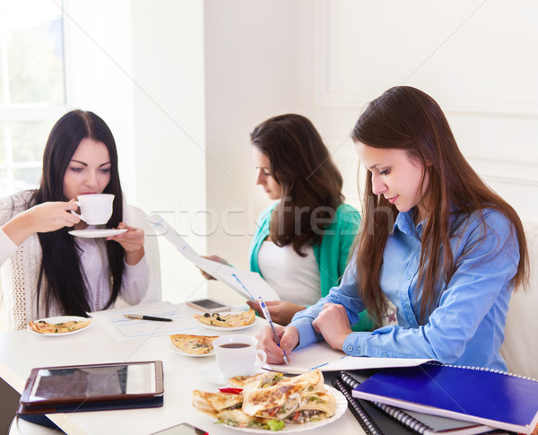 Weiblichen Studenten Studium zusammen home Gruppe Stock foto © dashapetrenko