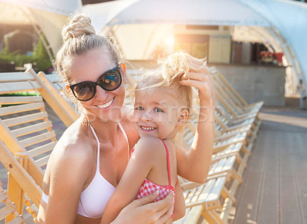 Stock foto: Glücklich · blond · Mutter · lange · Haare · Tochter · Pool