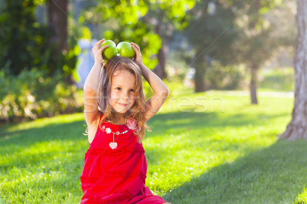 Stok fotoğraf: Komik · küçük · kız · yeşil · elma · yaz · park