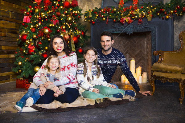 Jóvenes familia chimenea Navidad dos Foto stock © dashapetrenko