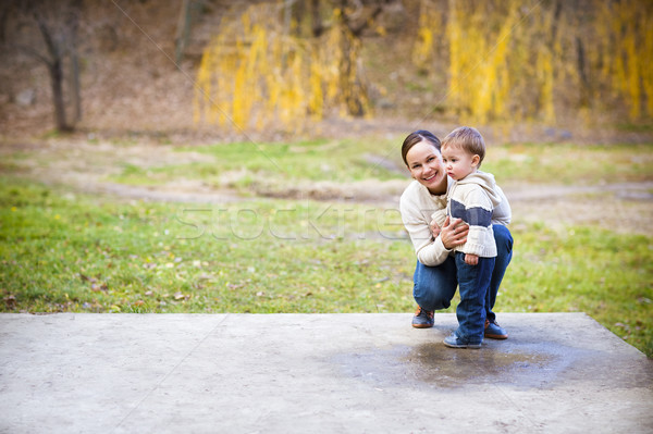 Stok fotoğraf: Genç · anne · oğul · sonbahar · park · mutlu · aile