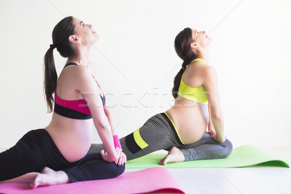 Foto d'archivio: Due · giovani · incinta · donne · fitness · donna