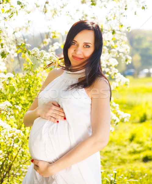 Mooie zwangere vrouw witte jurk bloei voorjaar portret Stockfoto © dashapetrenko